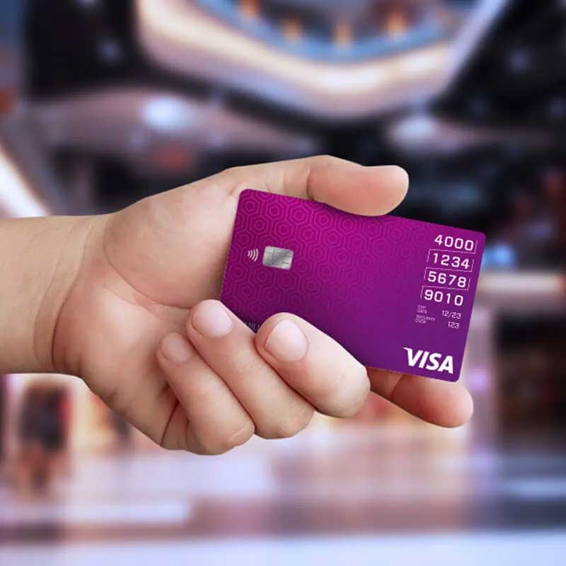Person hält Visa-Finanzkarte